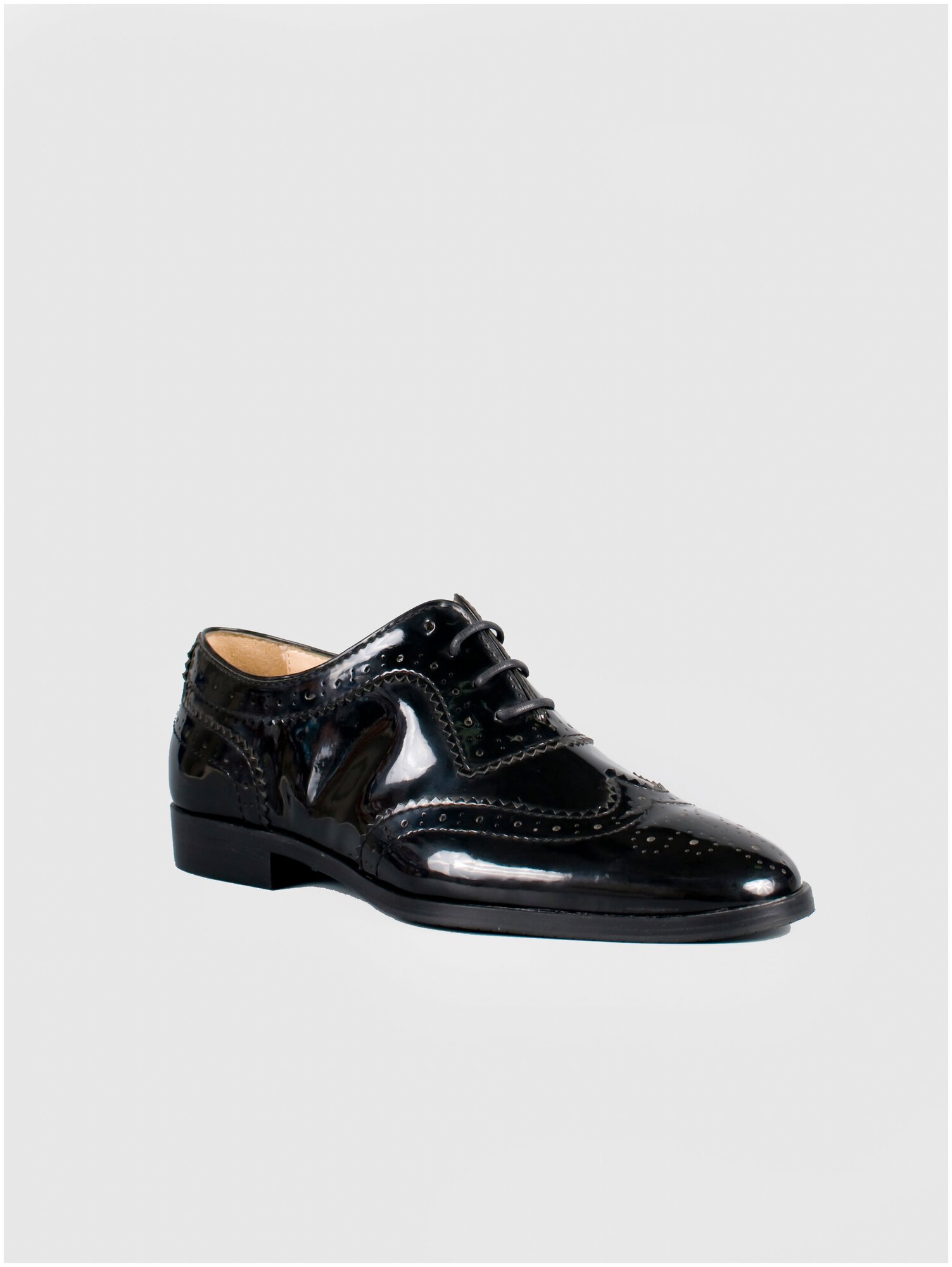 Женская обувь G. Benatti модель Броги лак цвет черный шнурки
