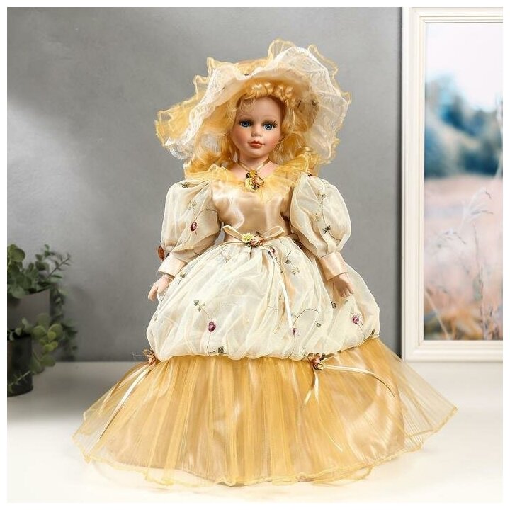 Кукла коллекционная керамика 'Евгения в сливочном платье' 40 см