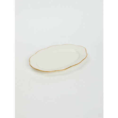 Овальная фарфоровая тарелка с полями, 25 см. Цвет: кремовый с золотым ободком