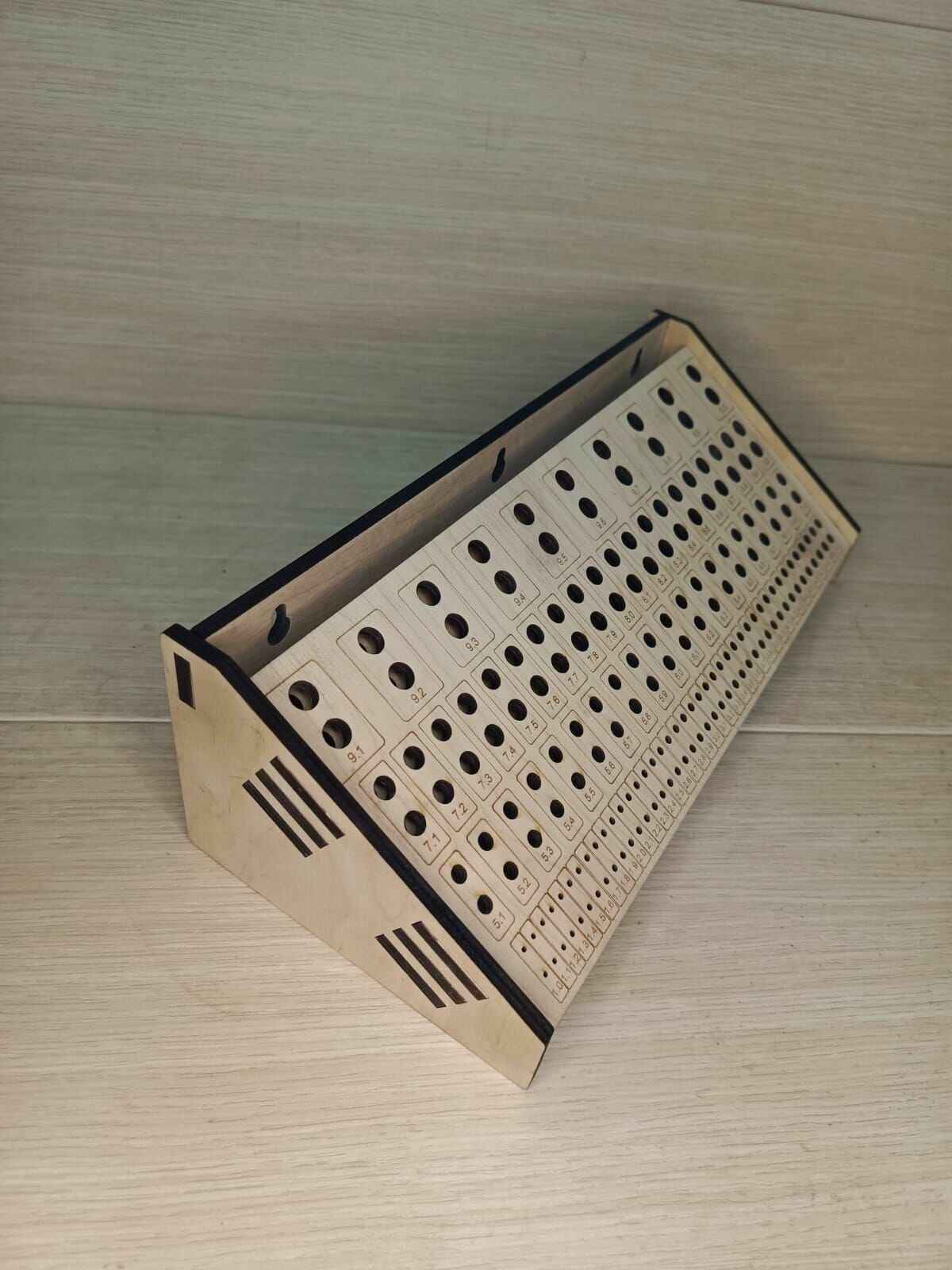 Подставка под сверла по металлу 1-10 мм, угловая, по два отверстия каждого размера