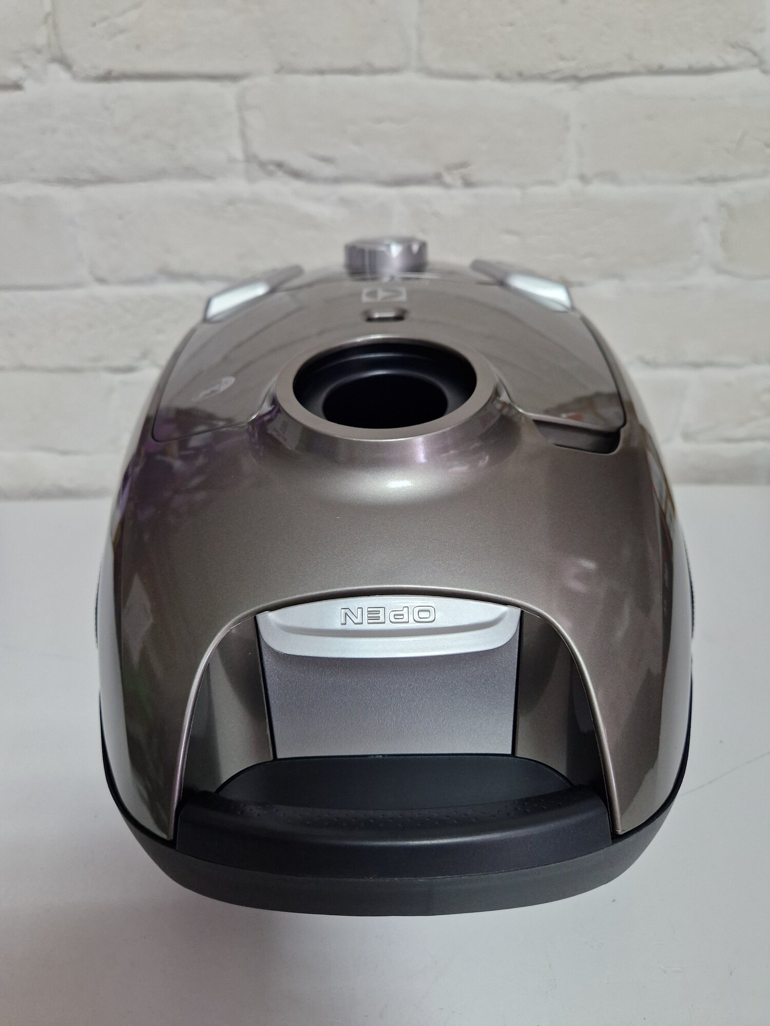 Пылесос Electrolux EEG44IGM