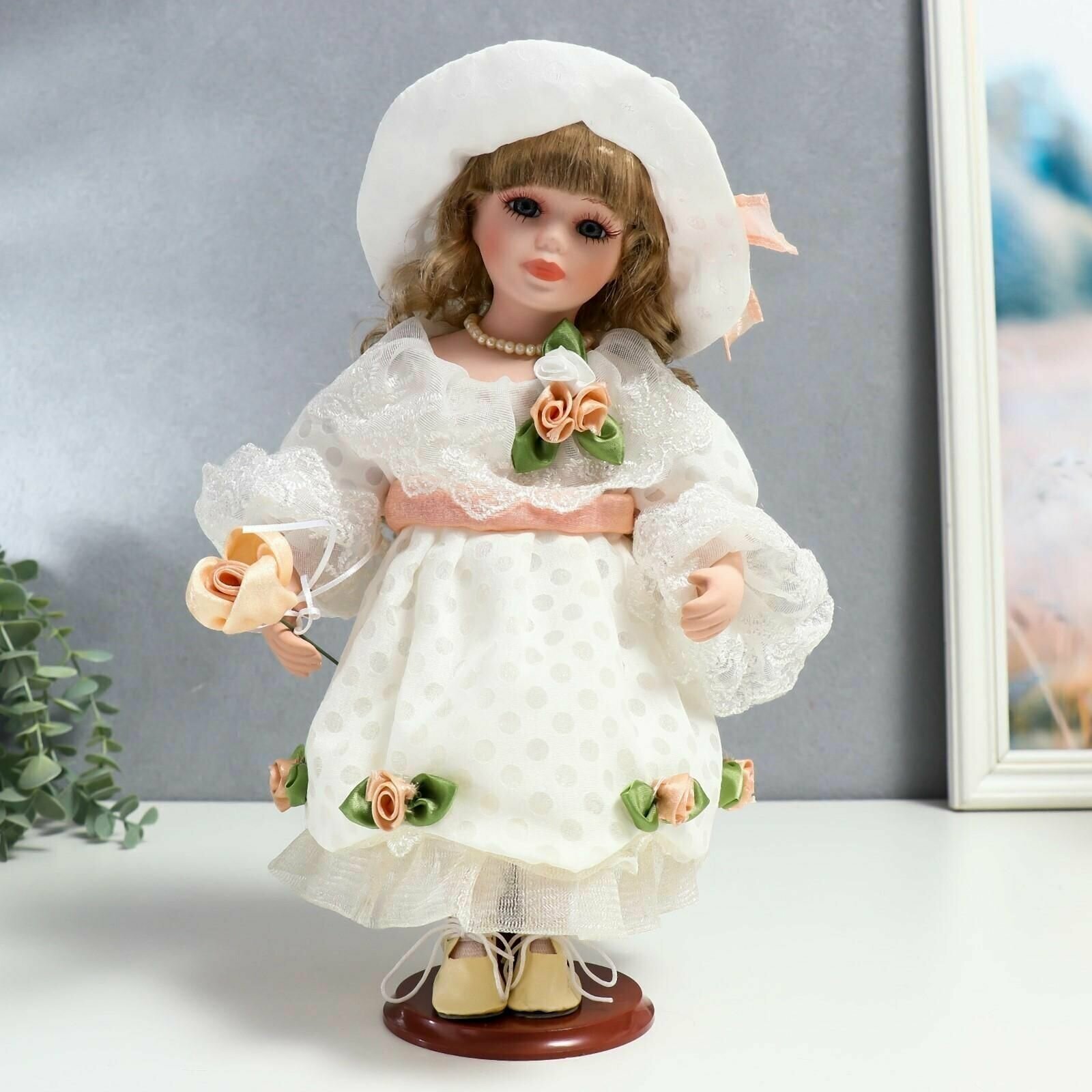 Кукла коллекционная керамика Шелли в белом платье, шляпе и с розой 30 см