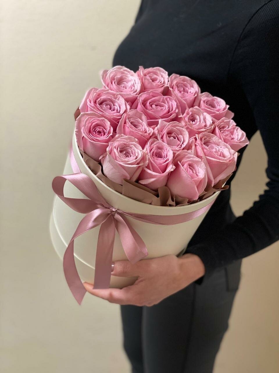 Цветы, ароматные розы в шляпной коробке 110