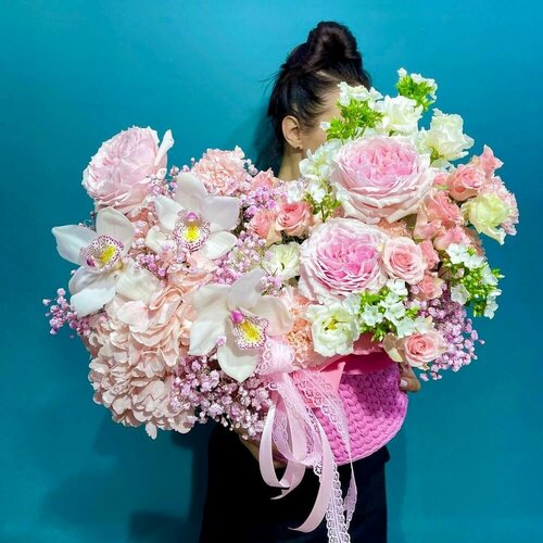Цветы в корзине. Орхидеи, розы и гортензия. Композиция в вязанной коробке 519. Leora Flowers дом цветочной моды