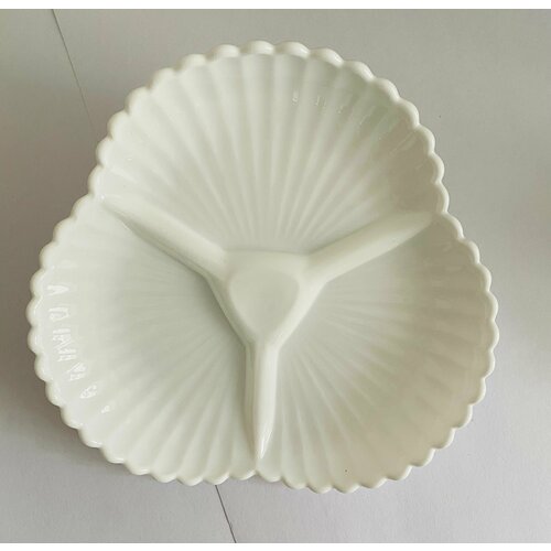 Менажница из белого стекла 3-х секционная