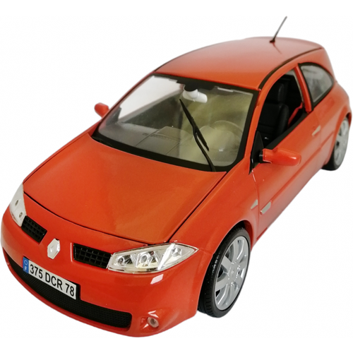 Renault Megane 1:18 коллекционная металлическая модель автомобиля Bburago 18-11007 red