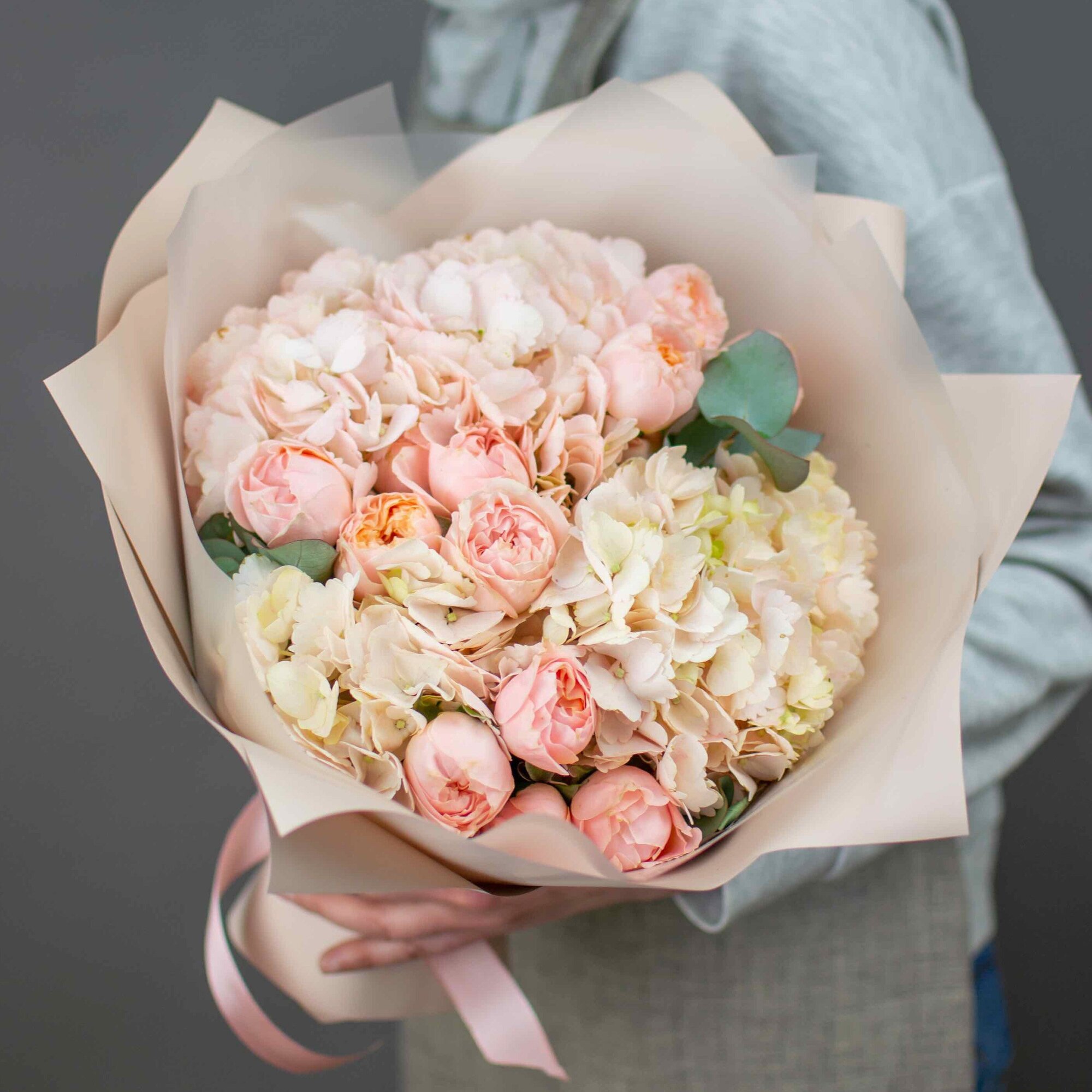 Букет из пионовидных роз Джорджиа Пич и персиковой гортензии