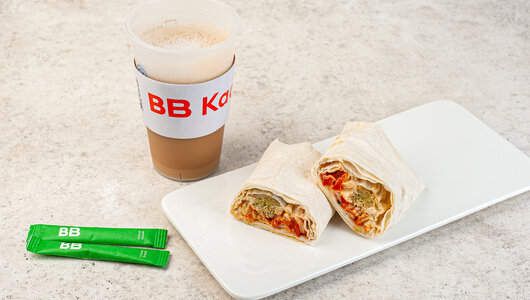Комбо капучино 0,4 на фундучном напитке и сэндвич-ролл "Фалафель" с хумусом и овощами, кафе