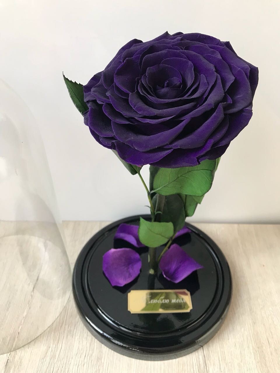 Темно-фиолетовая роза в колбе "VIP" в подарочной коробкой с вау-эффектом /29 см Живет 5 лет