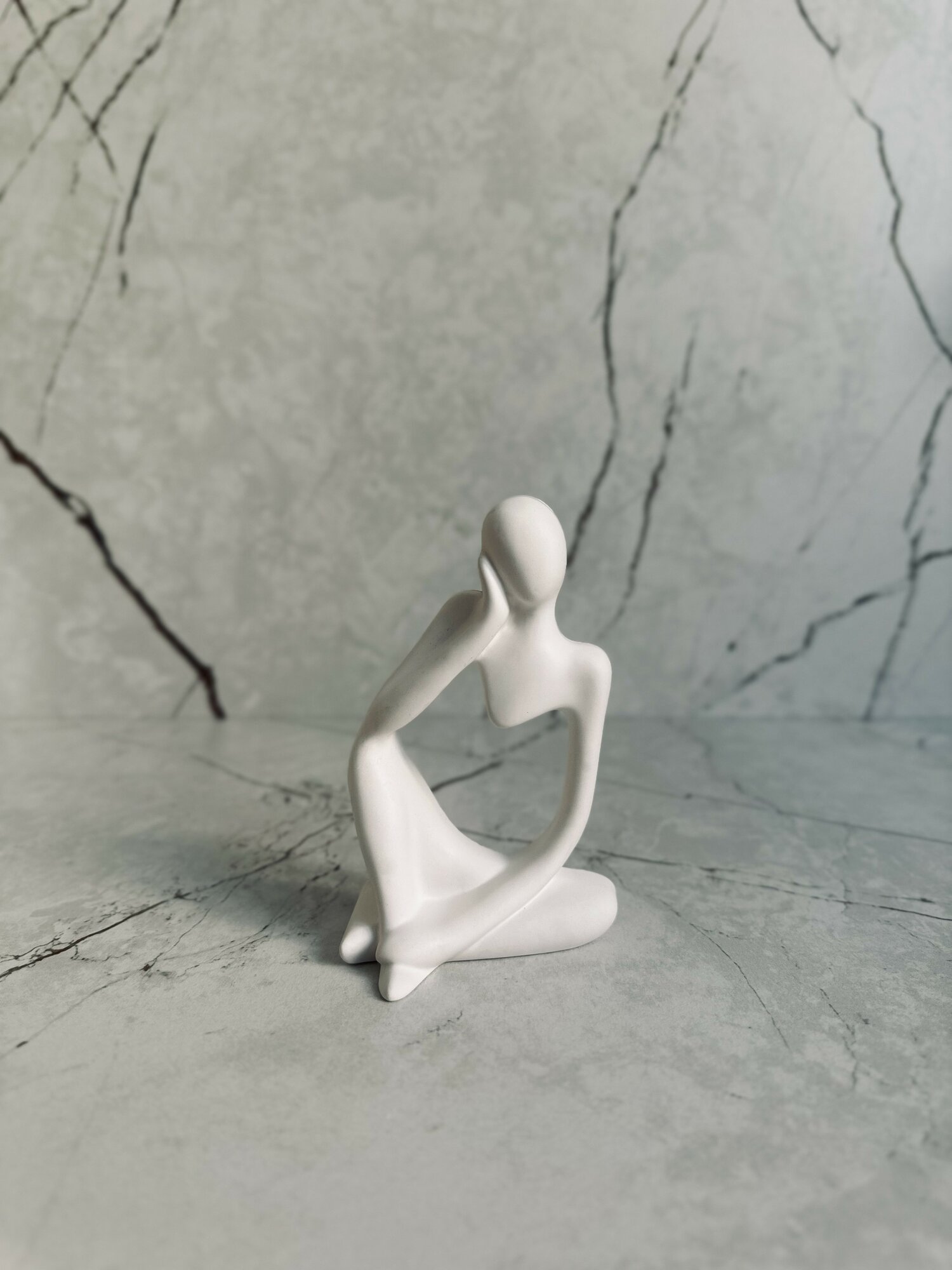 фото Статуэтка для интерьера из гипса белая- 1шт, "Изумление", сувенир, фигурка человека, украшение для дома, декор интерьера