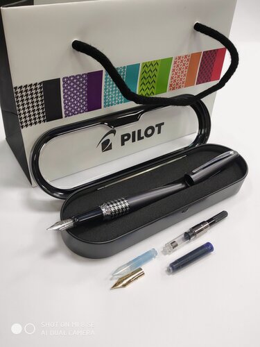 Изображение товара Ручка перьевая M "Pilot" В подарочной упаковке с поршнем, запасным пером F "MR3" серая.