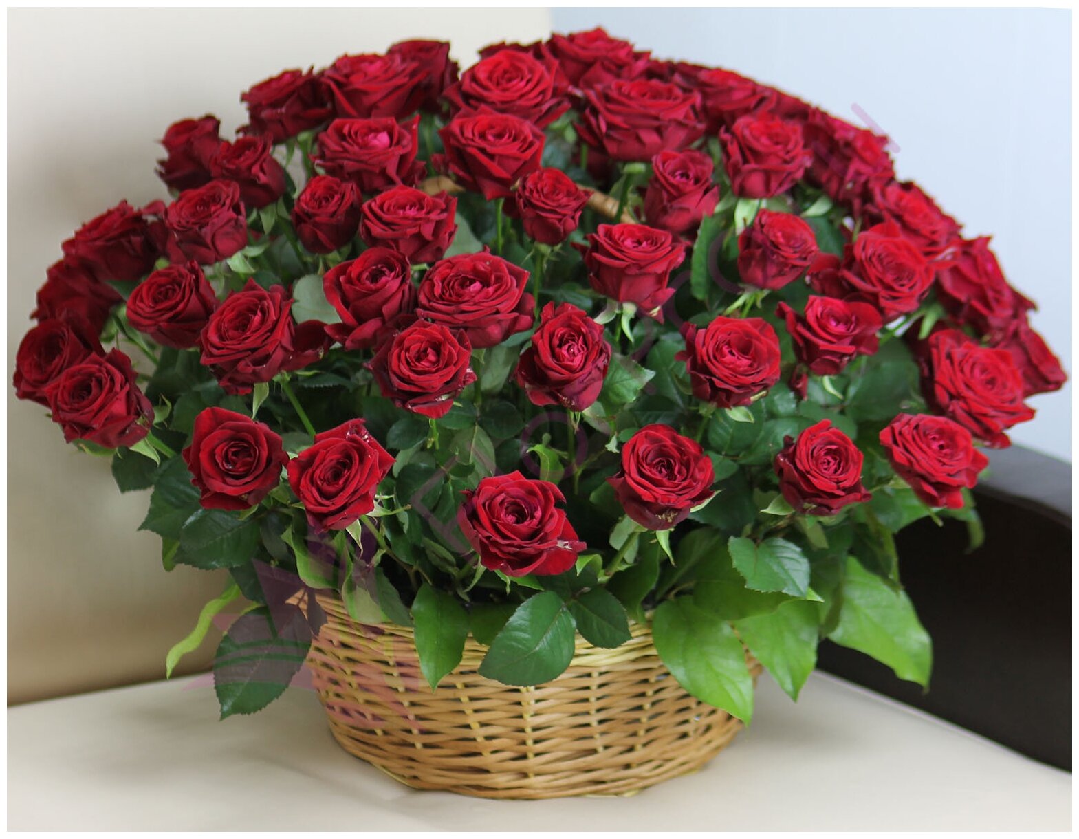 Цветы живые букет из 71 красной розы в плетеной корзине