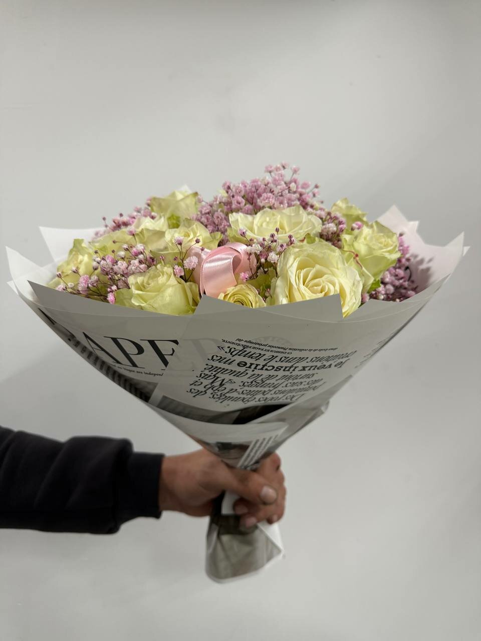 Букет из 15 роз и гипсофил "Нежность" - открытка и шарик в подарок