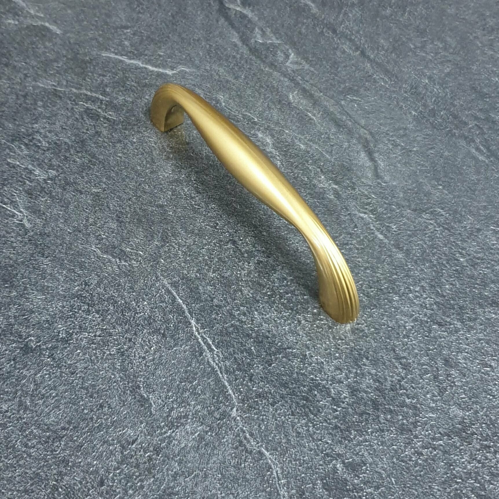 Ручка мебельная MAGICA, установочный размер - 96 мм, цвет - Карамельное золото, алюминий-цинк, RS198GC - фотография № 9