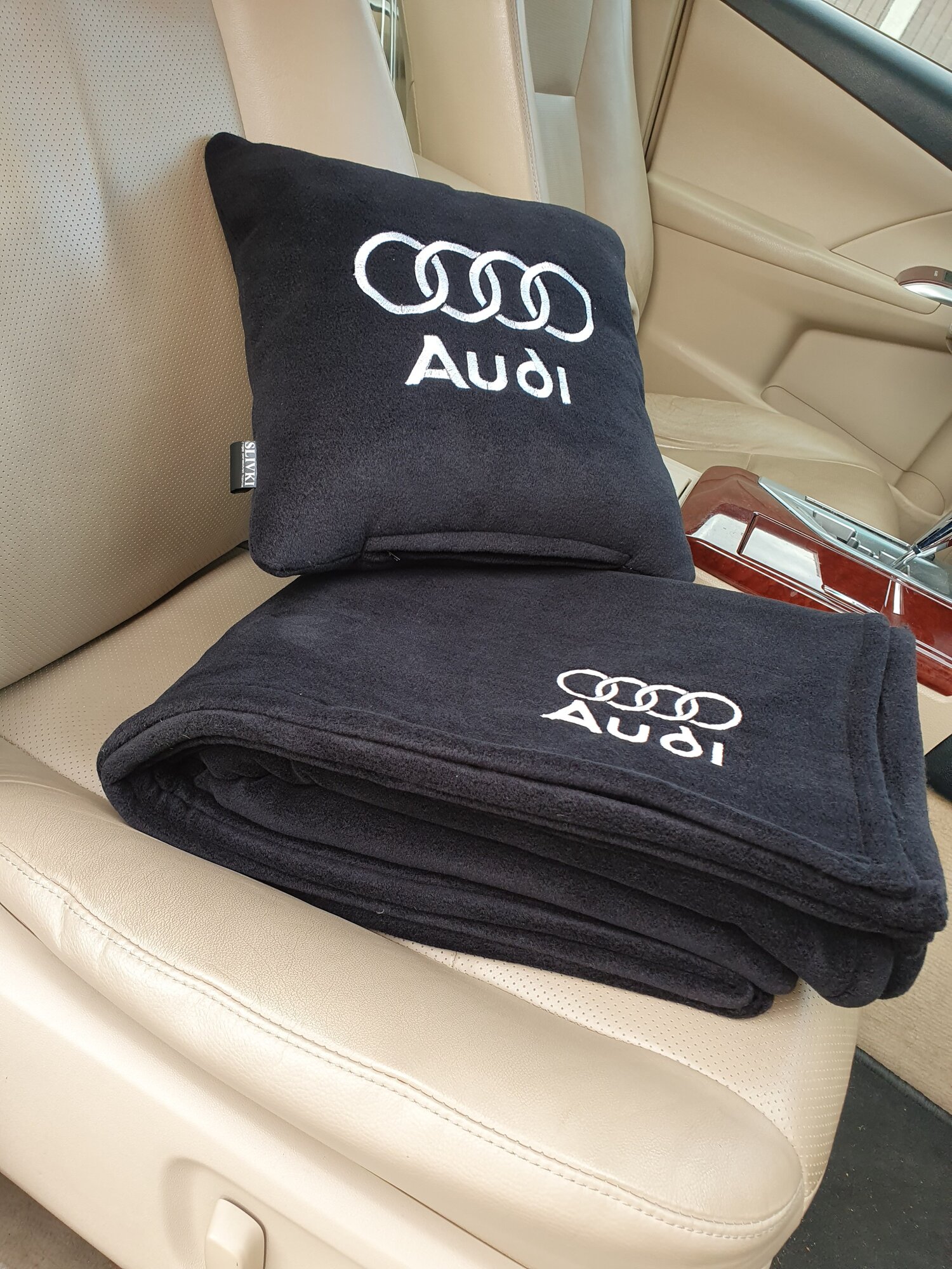Автомобильный комплект с вышивкой логотипа "Ауди": подушка 30х30 см и плед 150х150см цвет черный - фотография № 2