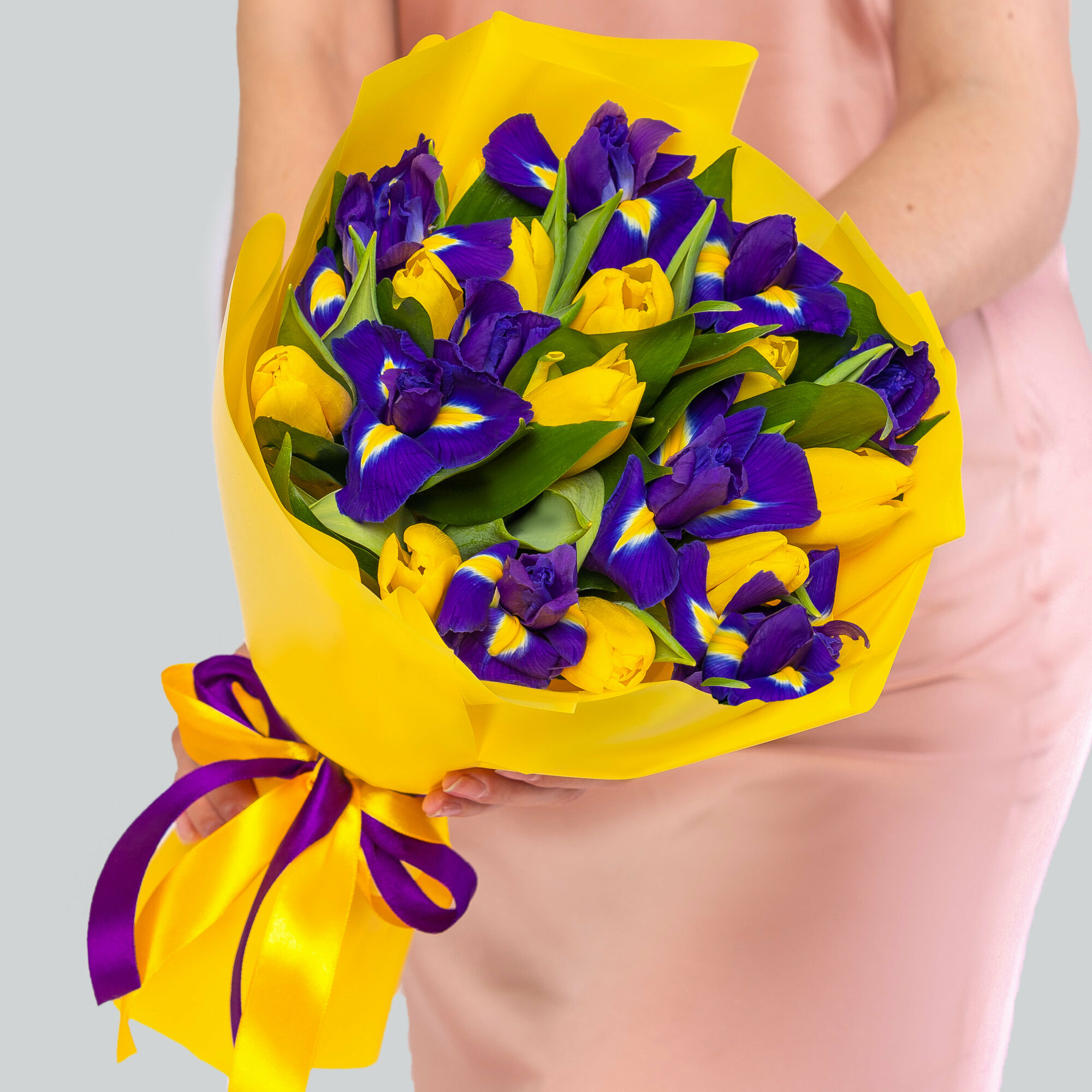 Дуо-букет Мегацвет24 "Весенний Бриз", тюльпаны и ирисы, дизайнерская упаковка
