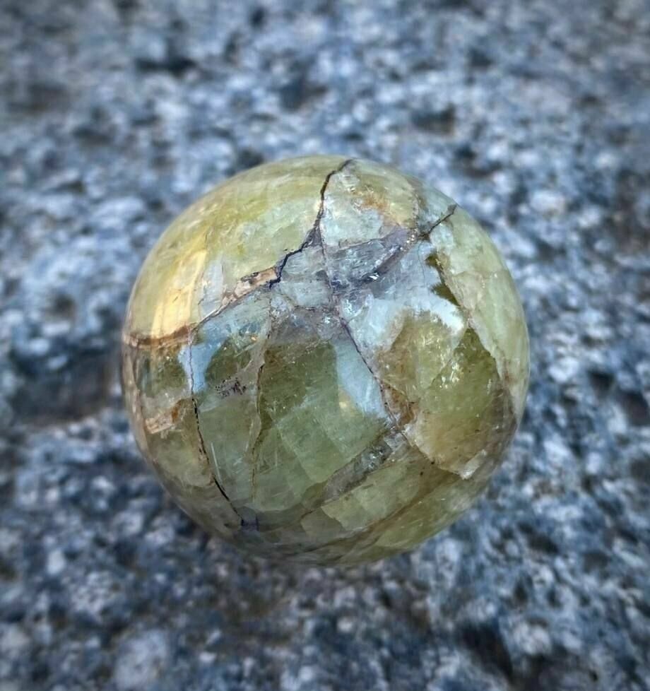 Апатит шар Россия 32 мм. натуральный камень mineral - фотография № 3