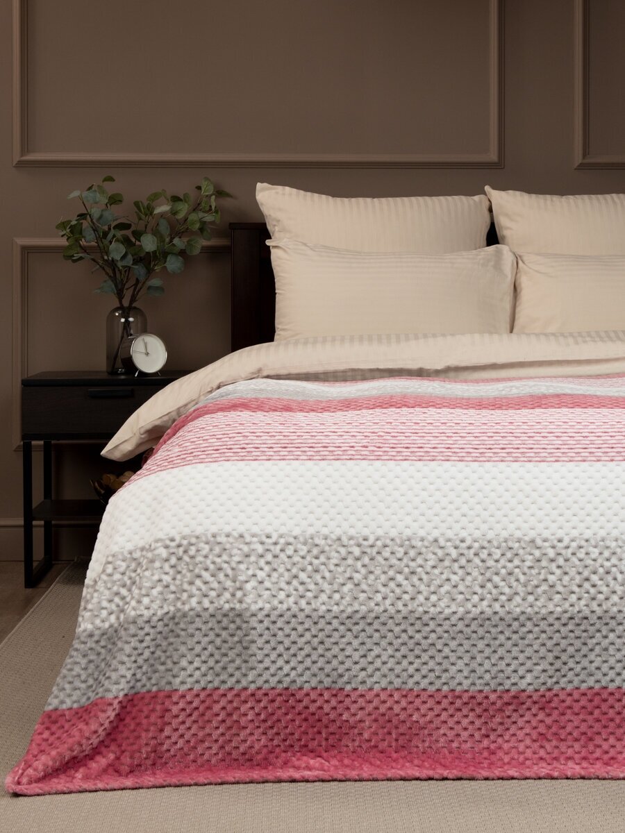 Плед TexRepublic Deco Lux 150х200 см, 2 спальный, велсофт, покрывало на диван, теплый, мягкий, розовый с принтом полосы - фотография № 1