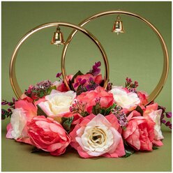 Украшение на крышу автомобиля и свадебного кортежа - золотые обручальные кольца с колокольчиками на круглой подушке из розовых роз и декоративных веточек