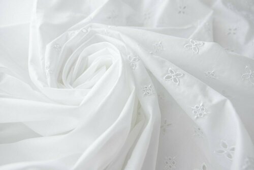 Ткань белое шитье с цветками (наполовину)