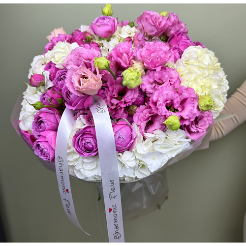 Букет живых цветов из гортензии, кустовой розы, эустомы "Нежность" от Sharmonic Fleur