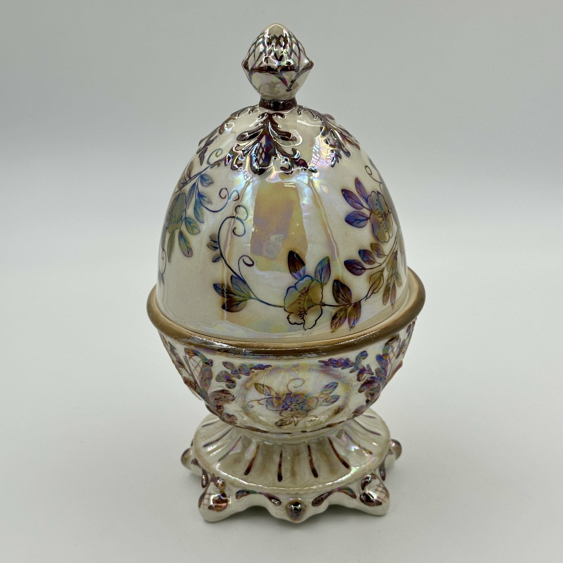 фото Шкатулка в форме яйца, украшенная растительным декором, фаянс, люстр, роспись