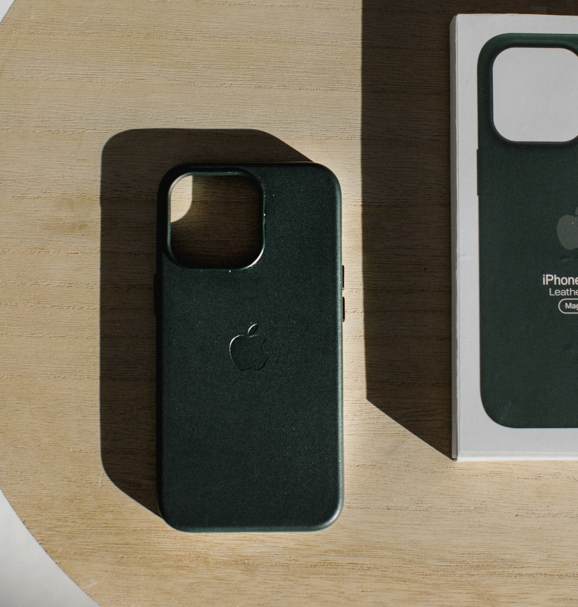 Чехол зеленый для IPhone 14 Pro Leather Case с анимацией и функцией MagSafe — фото 1