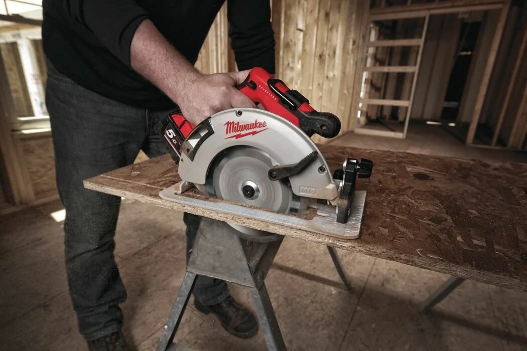 Пила дисковая аккумуляторная Milwaukee M18 BLCS66-502X - фото №5