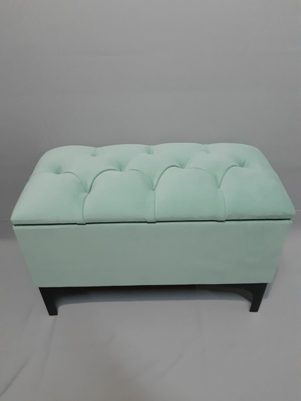 фото Пуф с коробом для хранения в каретной стяжке с металлическими ножками. Loft