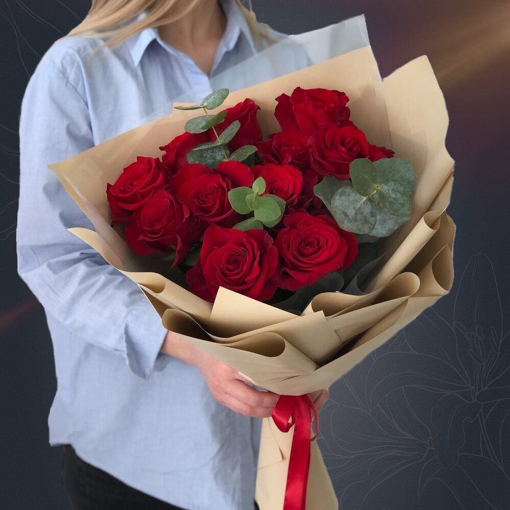 Эмма - сборный букет из 11 красных Эквадорских роз с эвкалиптом в крафте с атласной лентой от 2name Flowers