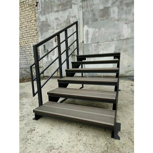 Лестница-крыльцо 6 ступеней с ступенями ДПК ограждения слева 68670₽