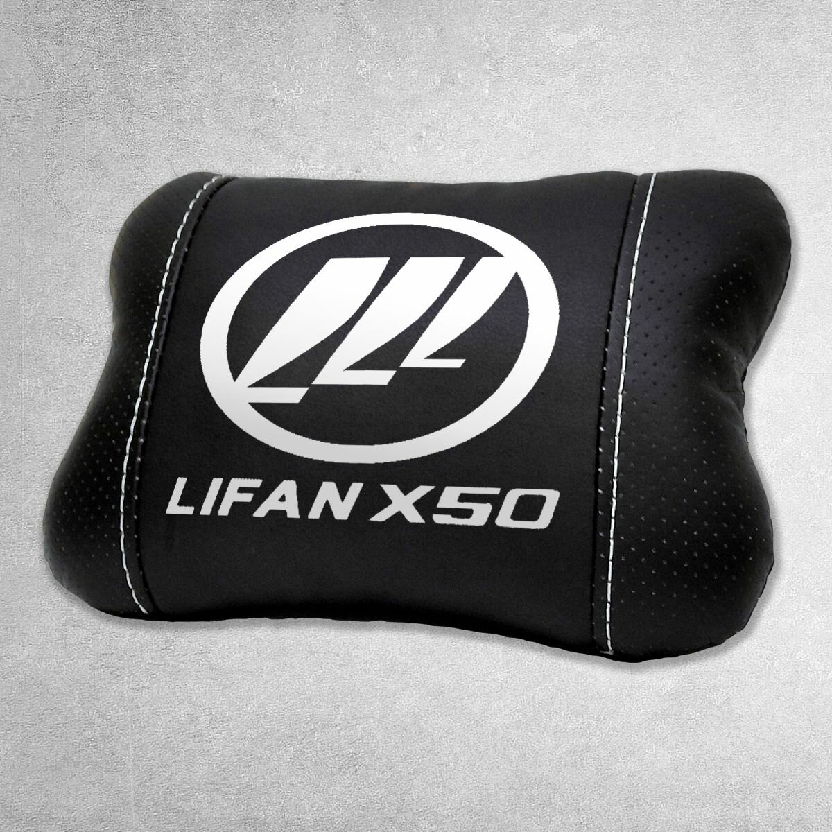 Подушка на подголовник автомобиля, под шею с логотипом Lifan X50. Салонный тюнинг для лифан х50. Аксессуар дополняющий коврики и чехлы для Lifan X50. Подойдет для лифан х 50. — фото 1