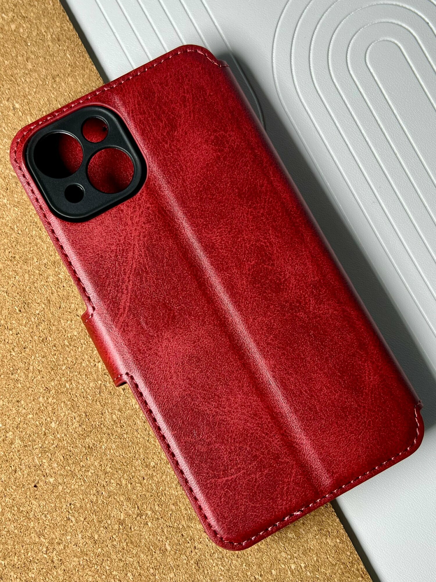 Чехол книжка для iPhone 13 кожаный с магнитной застежкой, Айфон 13 с хлястиком , с функцией подставки , красный — фото 1