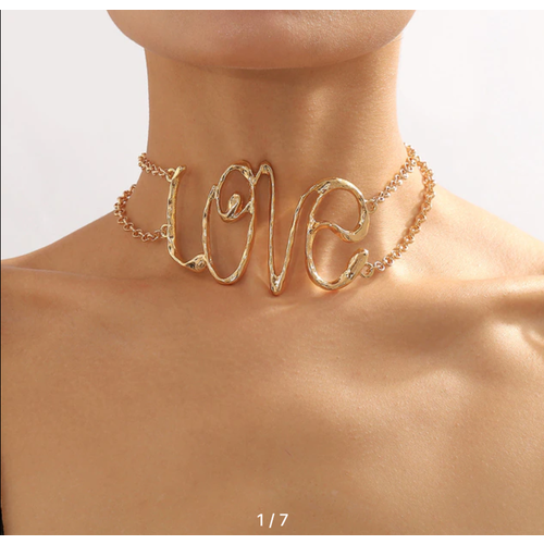 Ожерелье чокер на шею. Массивное колье с надписью Love золотого цвета.