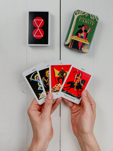 Изображение товара Гадальные Карты таро барбары уолкер / Barbara Walker Tarot in a Tin / Англоязычные / жестяная коробочка / U.S. Games