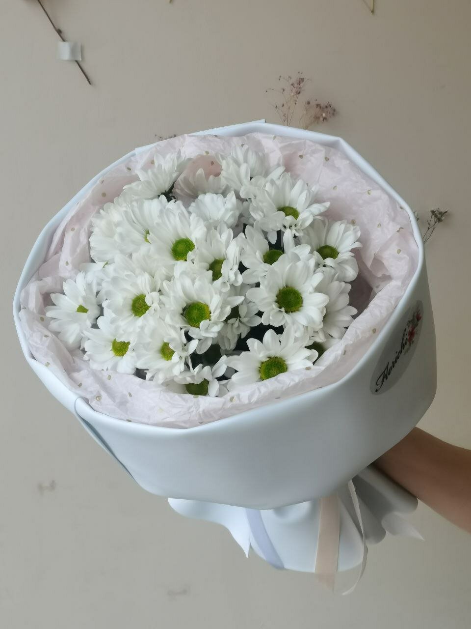Нежный букет из белых кустовых хризантем, Florichi