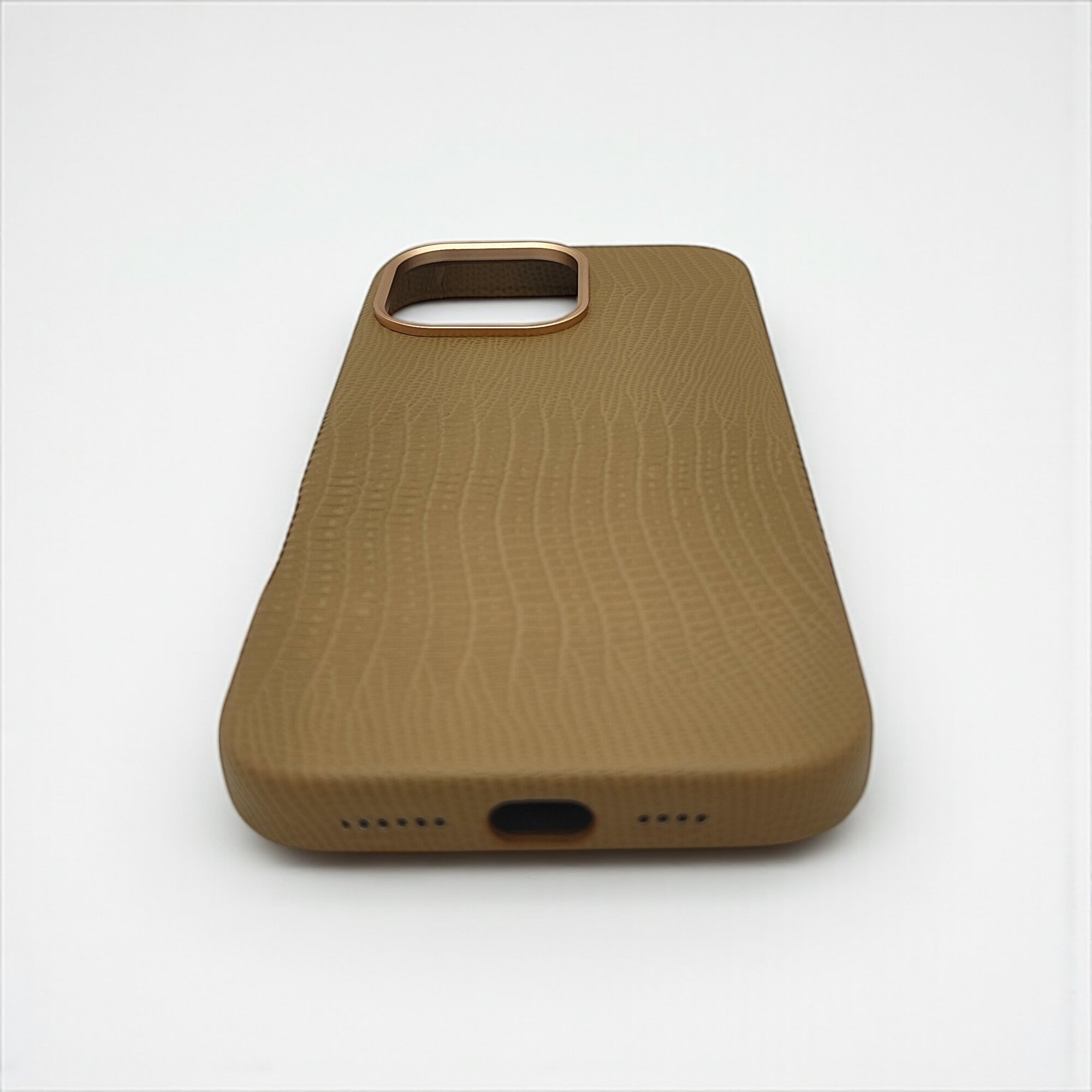 Чехол из эко-кожи Croco для iPhone 16 Pro, премиум качество, бархат внутри — фото 1