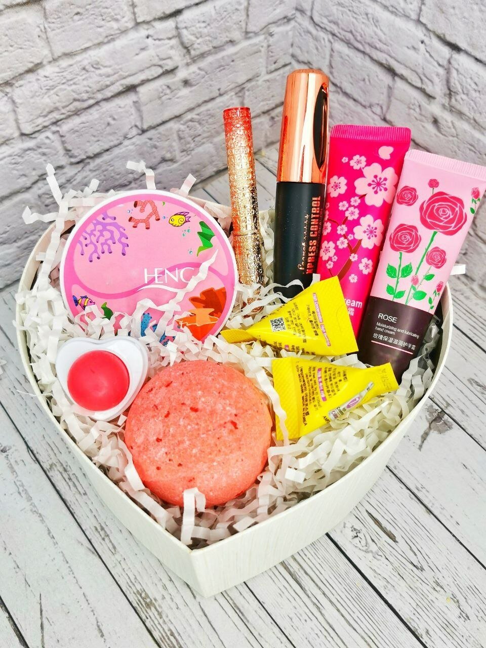 Подарочный набор для женщин Бьюти Бокс/Beauty Box с косметикой/Уходовая и декоративная косметика для лица и тела