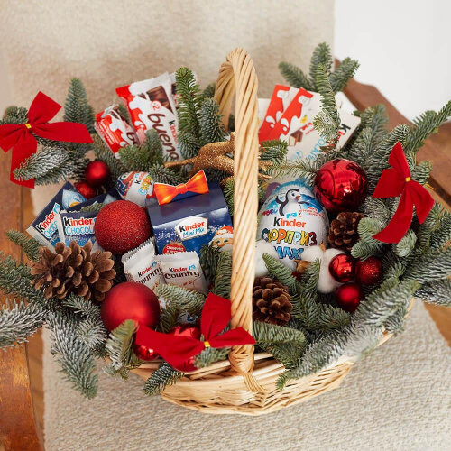 Новогодняя корзина с киндерами - 59 шт.
