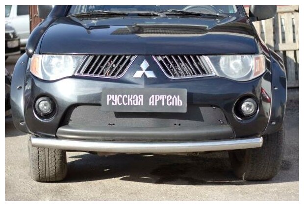 Зимняя заглушка решетки переднего бампера для Mitsubishi L200 (2006-2011), Pajero Sport (2008-2013)