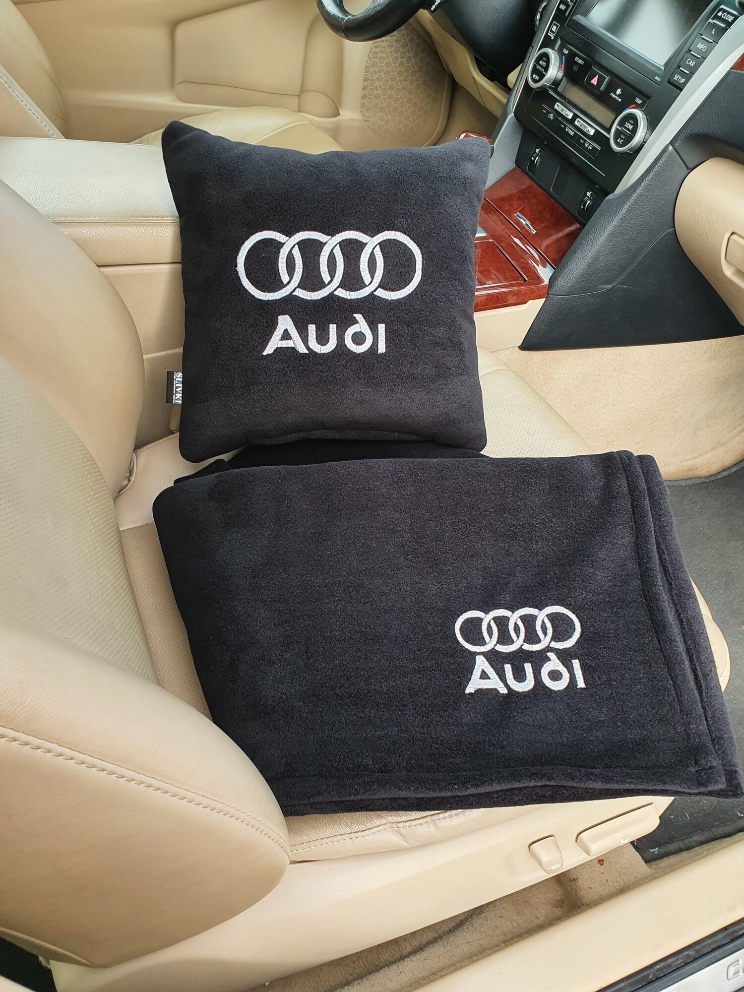Автомобильный комплект с вышивкой логотипа "Ауди": подушка 30х30 см и плед 150х150см цвет черный - фотография № 6