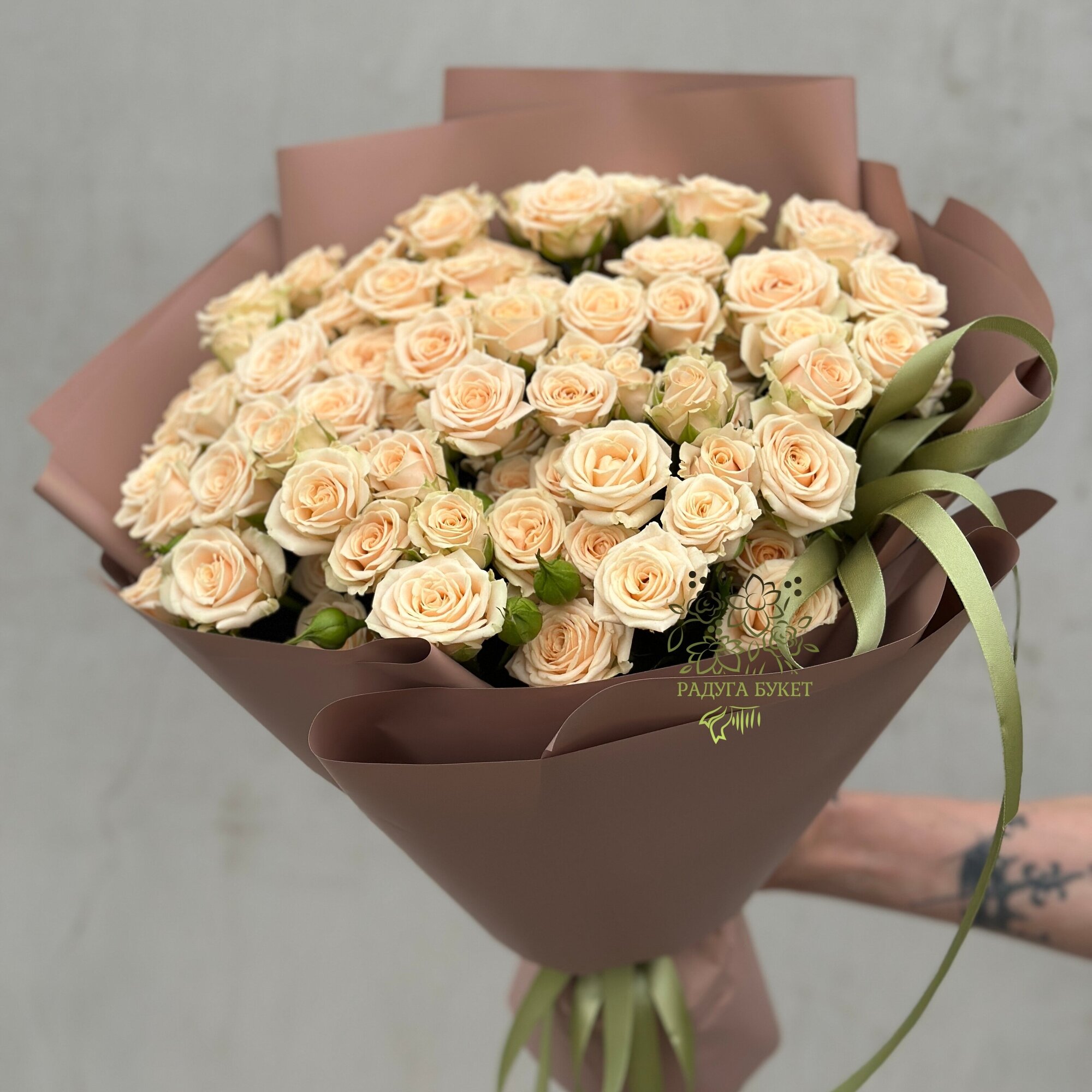 Букет "Тея" из 25 кустовых роз в дизайнерской упаковке / Радуга Букет