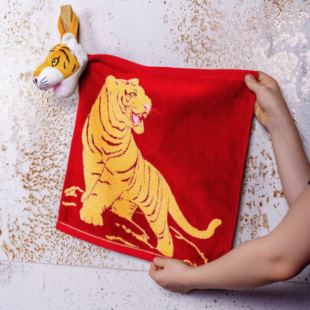 Детское полотенце для рук и лица с игрушкой тигр красное
