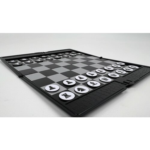 Карманные магнитные шахматы. Черные и белые фигуры.