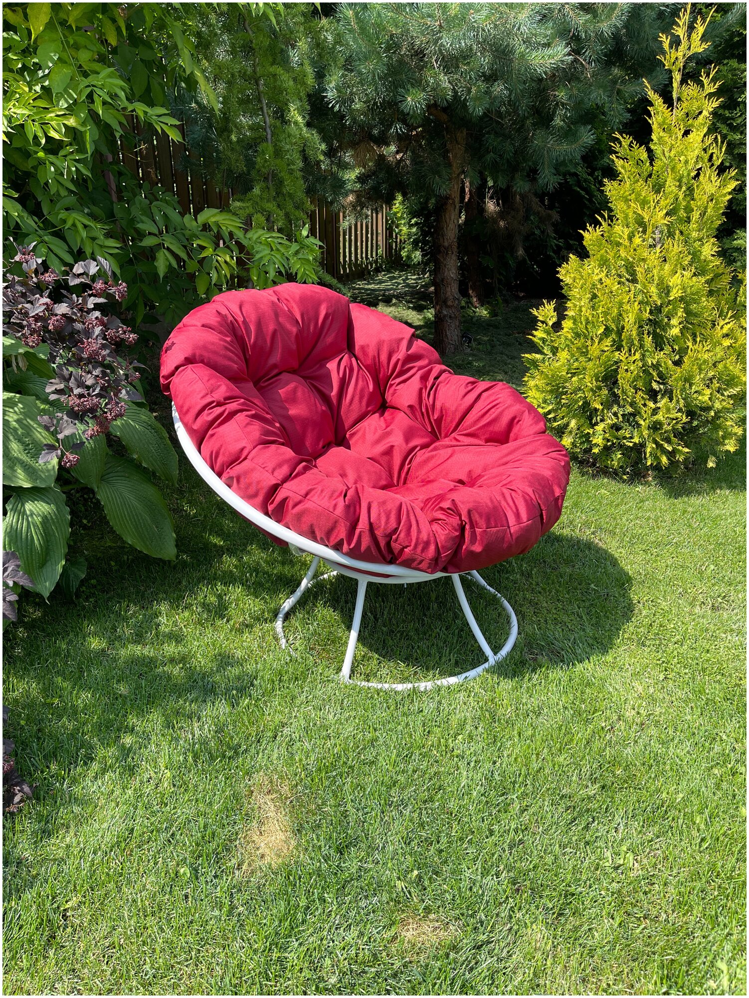 Кресло m-group папасан белое, красная подушка - фотография № 2