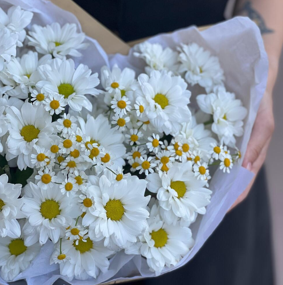 Букет "Ikebana" из хризантем и ромашки, размер M, высота 45см, 7 цветов/сборный букет — фото 1