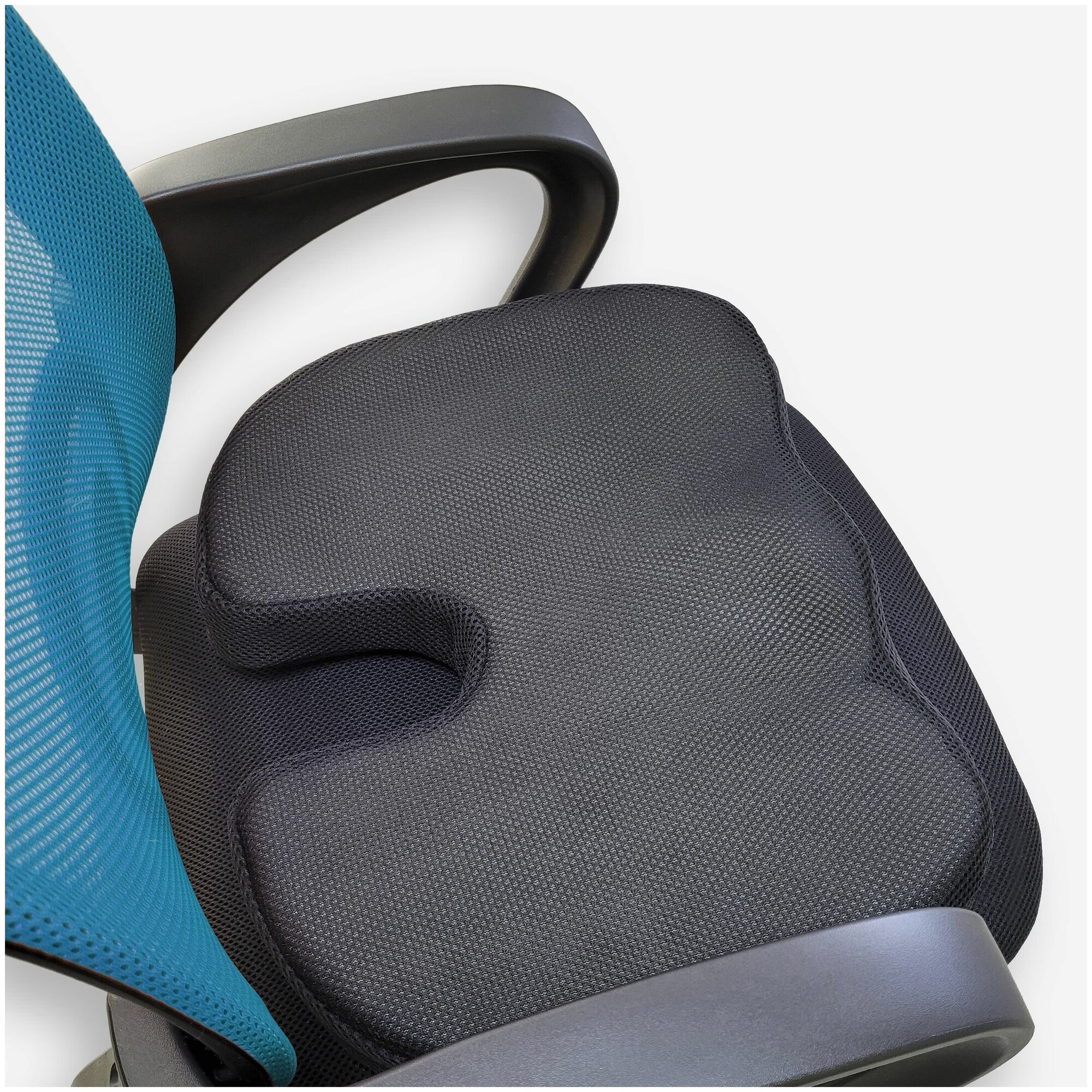 Ортопедическая подушка для сидения OSTEOM - подушка с эффектом памяти на стул / на кресло / в автомобиль. 35х45х7см. Цвет - черный сетка. - фотография № 6