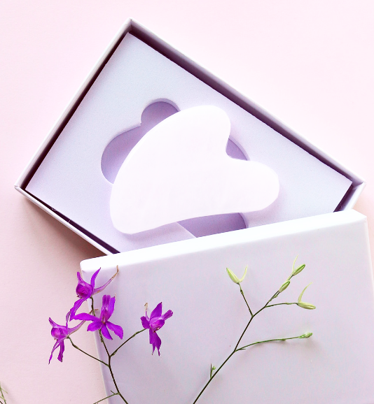 Скребок гуаша сердце (белый нефрит) в подарочной упаковке - фотография № 2
