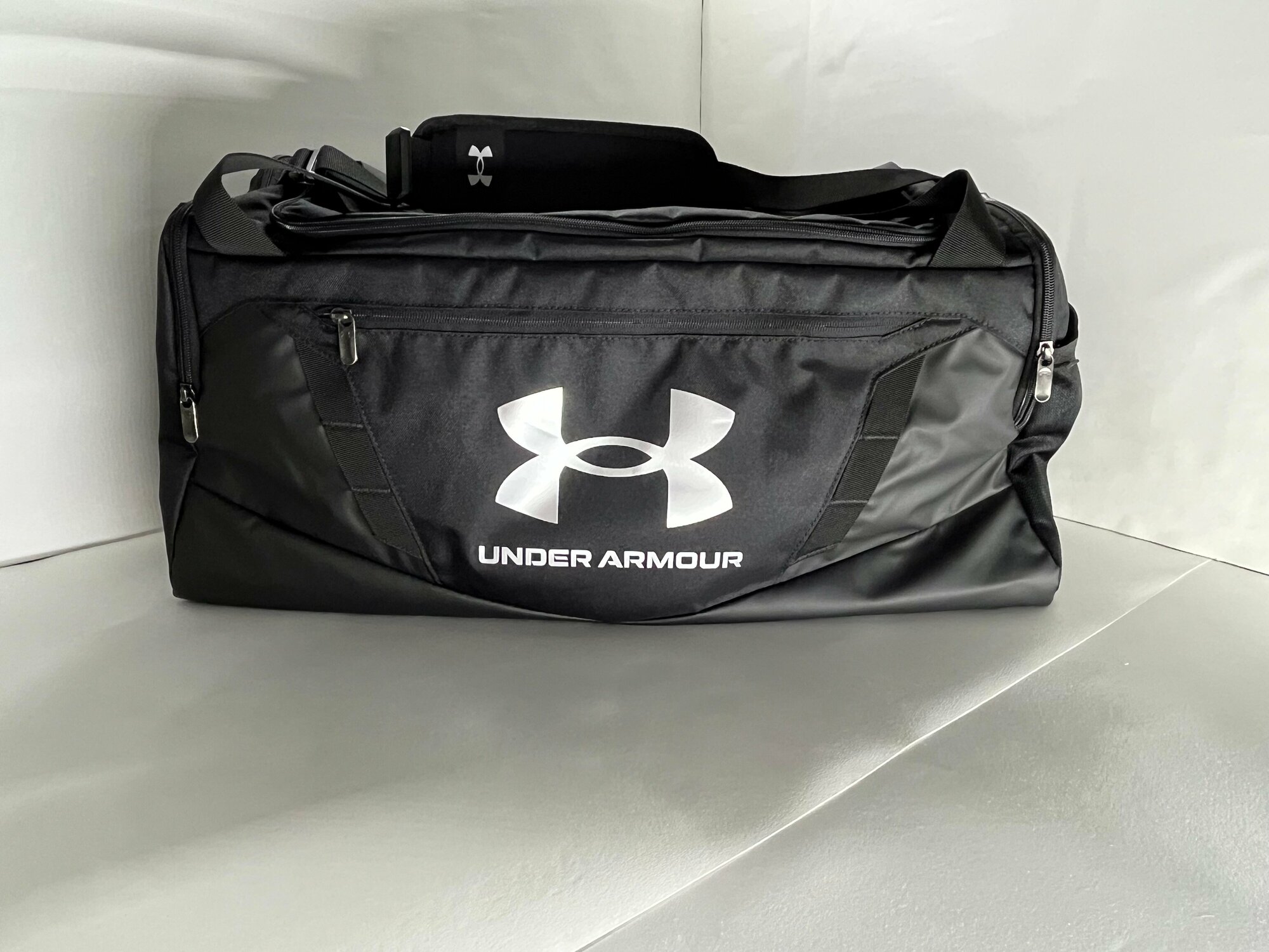 Сумка спортивная Under Armour 1369223-001, 60 л, 29х31, черный - фотография № 1