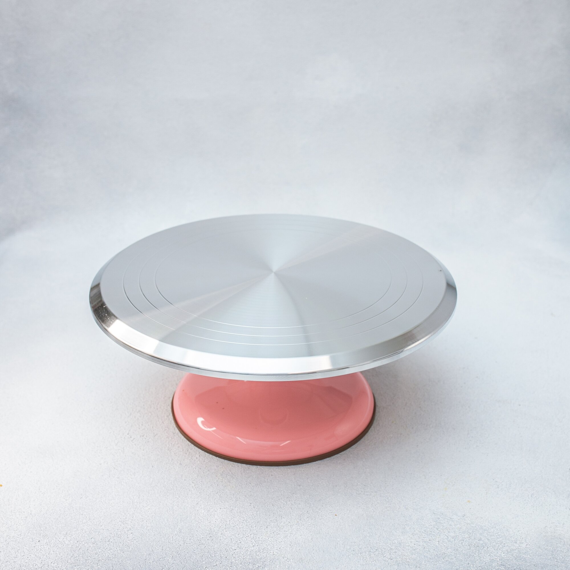 Поворотный металлический столик с розовой ножкой - фотография № 1